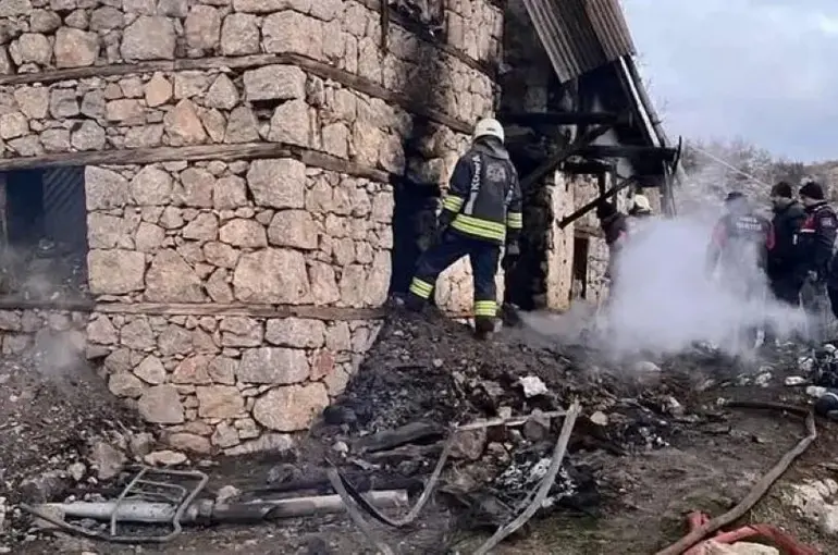 Konya Bozkır'da bir kişi evde çıkan yangında öldü!