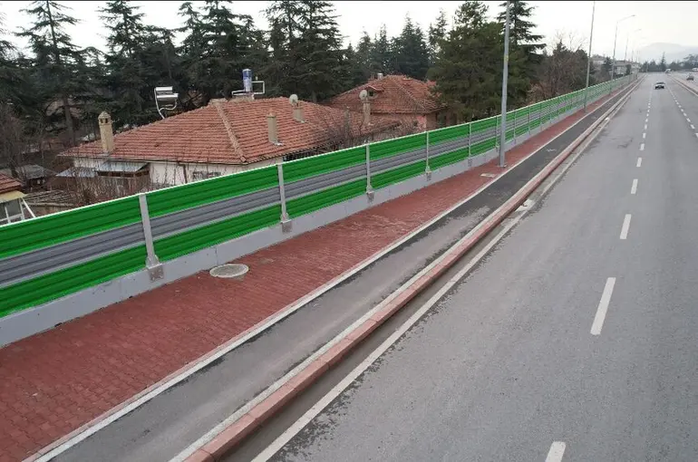 Konya Büyükşehir Abdülhamid Han Caddesi’ne Gürültü Engelleyici Bariyer Yaptı