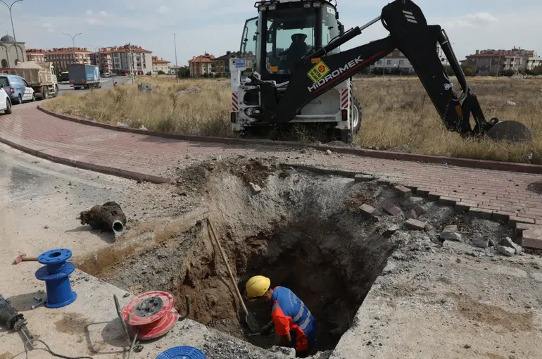 Konya Büyükşehir Altyapı Yenileme Çalışmalarına Devam Ediyor