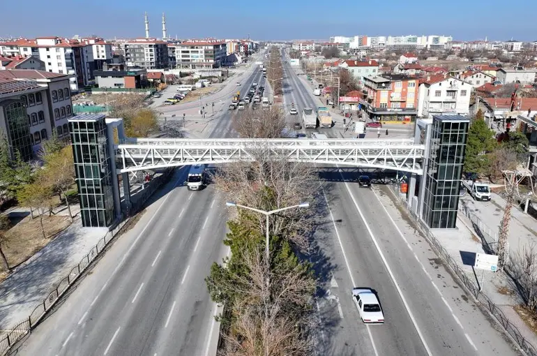 Konya Büyükşehir Belediyesi, Yenilenen Yaşar Doğu Yaya Üst Geçidi’ni Hizmete Sundu