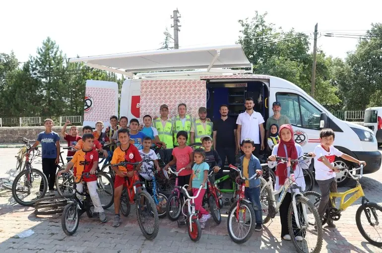 Konya Büyükşehir Bisiklet Tamircisi Olmayan Mahallelere "Bisbulans" İle Hizmet Götürüyor