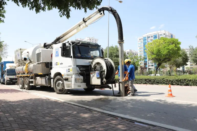 Konya Büyükşehir Taşkın Riskine Karşı Kanalizasyon Hatlarını Temizliyor 