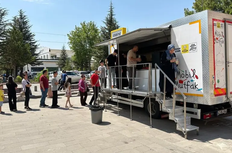 Konya Büyükşehir YKS’ye Giren Öğrencilerin Ailelerine İkramlarda Bulundu!