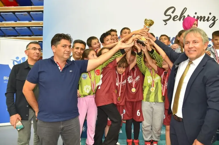 Konya Büyükşehir’in Geleneksel Çocuk Oyunları İl Finali Büyük Heyecana Sahne Oldu