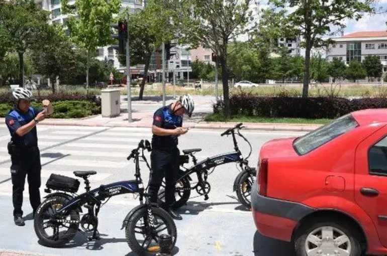 Konya caddelerinde bisikletli zabıtalar 