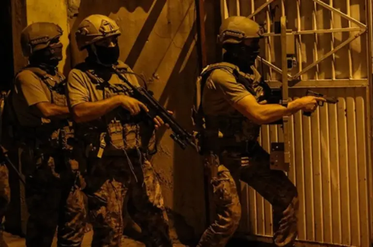 Konya Karatay'da Emniyet güçleri bir mahalleye baskın düzenledi