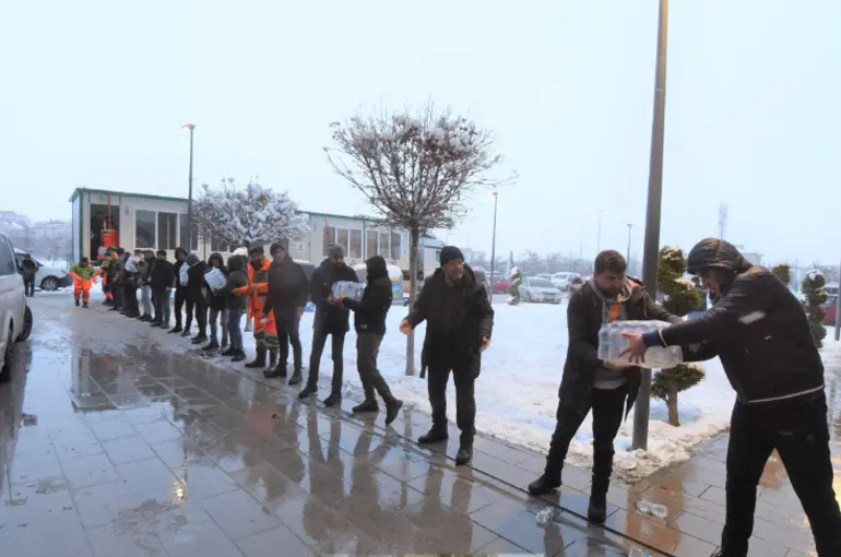 Konya Omuz Omuza Verdi Deprem Bölgesine Destek Oluyor