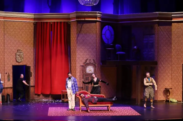 Konya Şehir Tiyatrosu “Yoldan Çıkan Oyun” Adlı Oyunu Sahneledi 