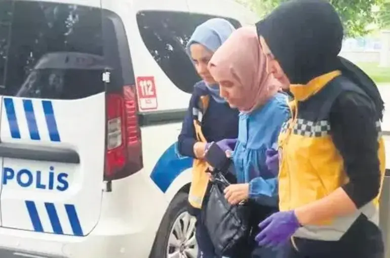 Konya'da başıboş sokak köpekleri saldırdı bacağından yaralandı!