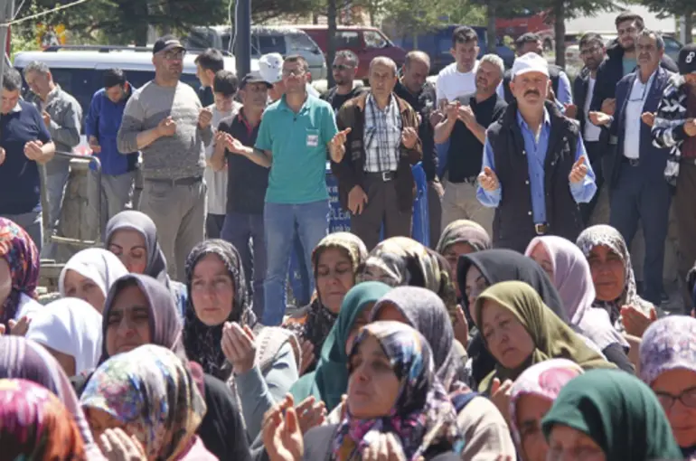 Konya'da binlerce el yağmur için semaya açıldı!