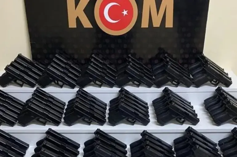 Konya'da Durdurulan Araçta 100 Adet Ruhsatsız Tabanca Ele Geçirildi