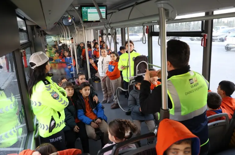 Konya’da “Nezaket Otobüsü” İle Öğrencilere Toplu Ulaşım Kültürü Aşılanıyor