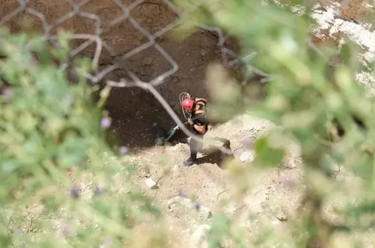 Konya'da Obruğa düşen köpek için nefes kesen operasyon!