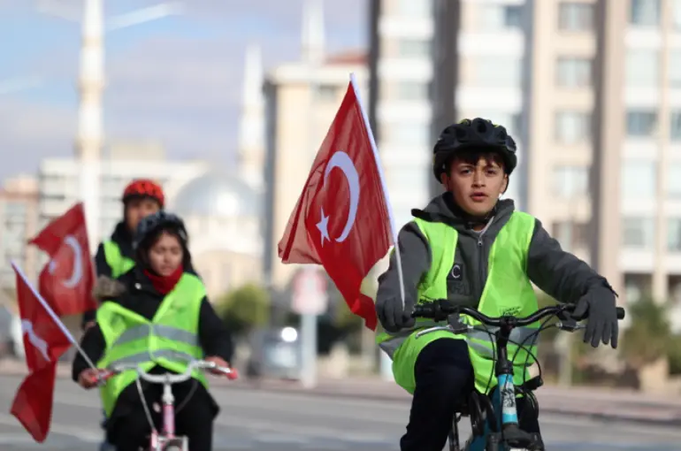 Konya'da Öğrenciler Bisikletlerini Bayraklarla Donattı!