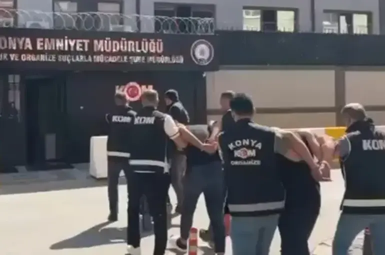 Konya'da Şafak Operasyonu! 20 Şüpheli Gözaltında, 244 Ruhsatsız Tabanca Ele Geçirildi