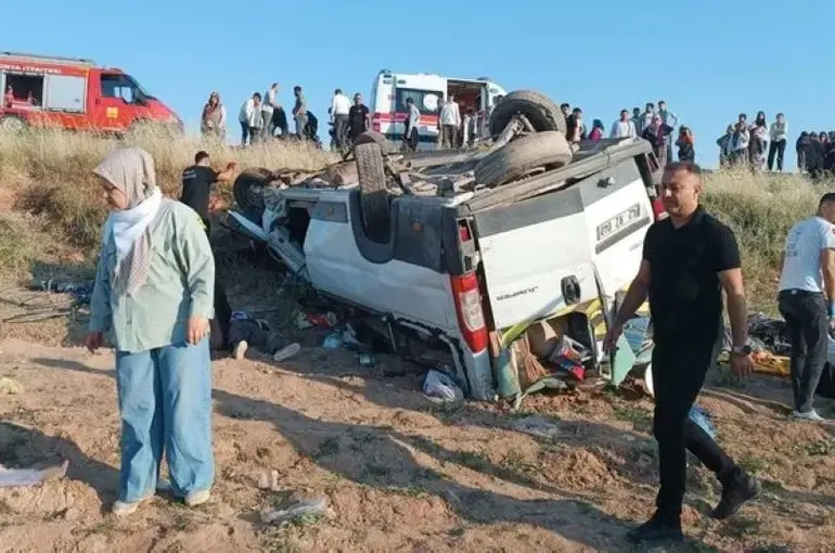 Konya’da Tarım İşçilerini Taşıyan Minibüs Şarampole Devrildi: 15 Yaralı