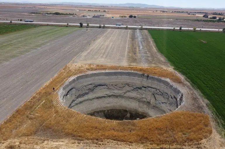 Konya'da Tehlikeli Fotoğraflar! Bir Kareye 24 Obruk!
