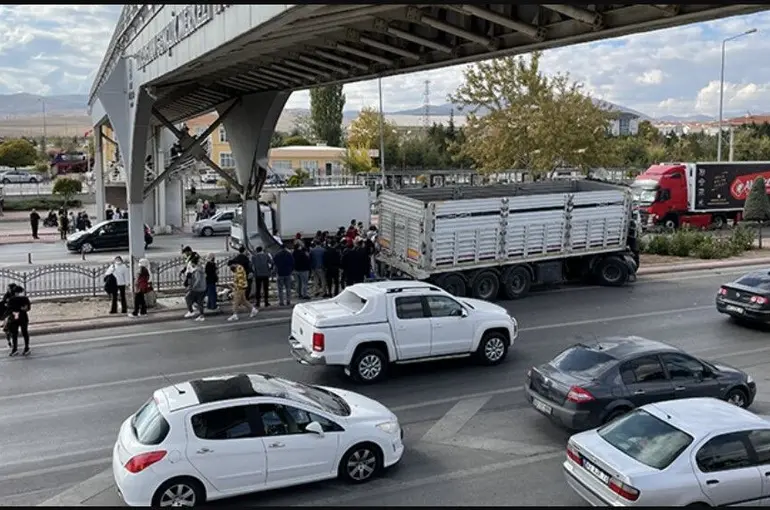 Konya’da TIR’ın dorsesi yaya üst geçidine çarptı