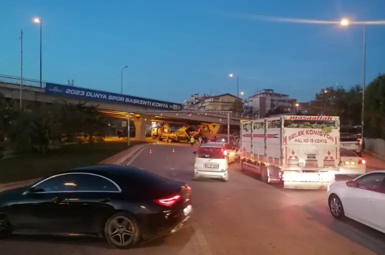 Konya'da trafiği tıkayan feci kaza