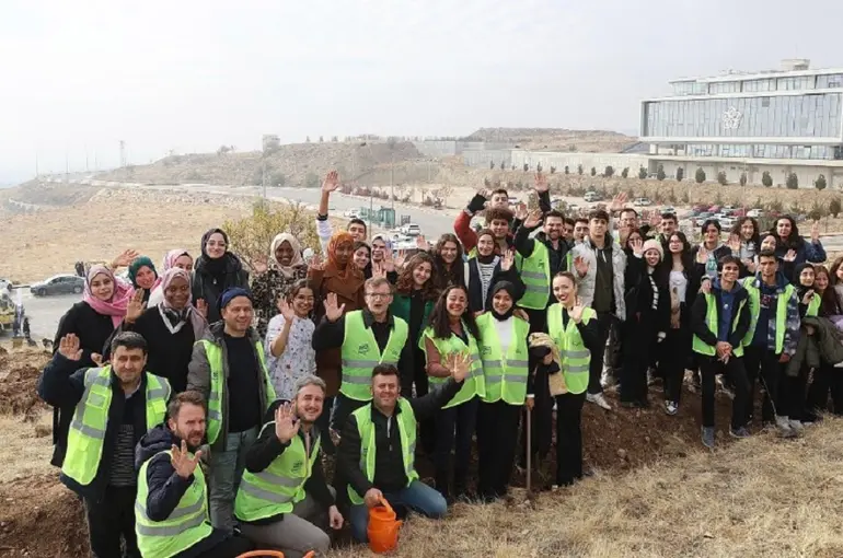 Konya'da Üniversiteli Gençler Fidanları Toprakla Buluşturdu!