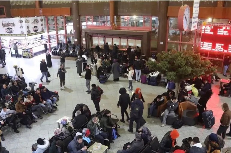 Konya'da yolcuların otogarda bekleyişi sürüyor