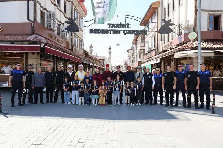 Konya’da Zabıtalardan Esnafa Sürpriz! Çocuklarla Birlikte Gül Dağıttılar!