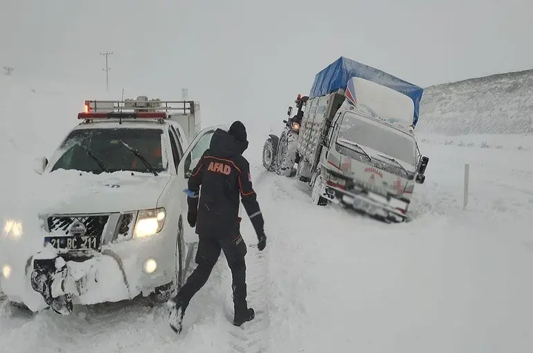 Konya'nın Bazı Bölgelerinde Karla Mücadele Devam Ediyor!