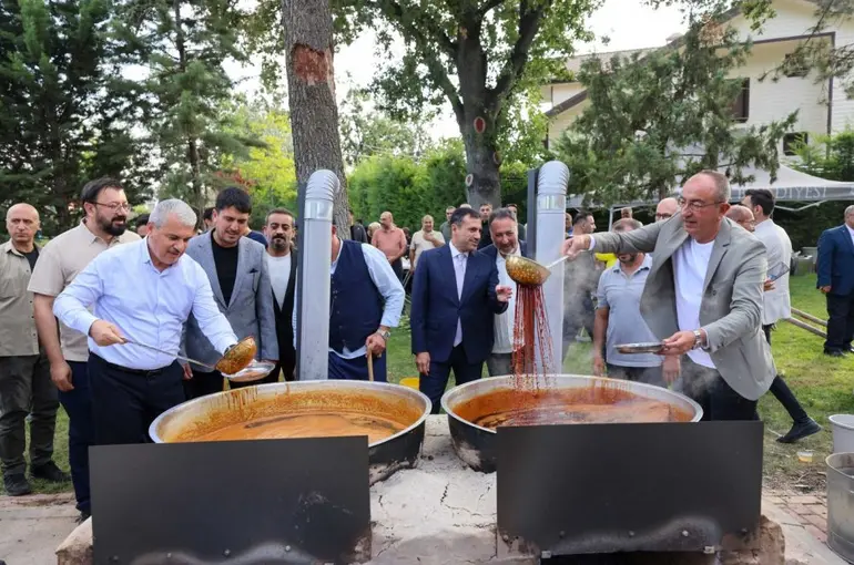Konya’nın Kadim Geleneği Meram’da Yaşatıldı: Üzümler Toplandı, Pekmezler Kaynadı