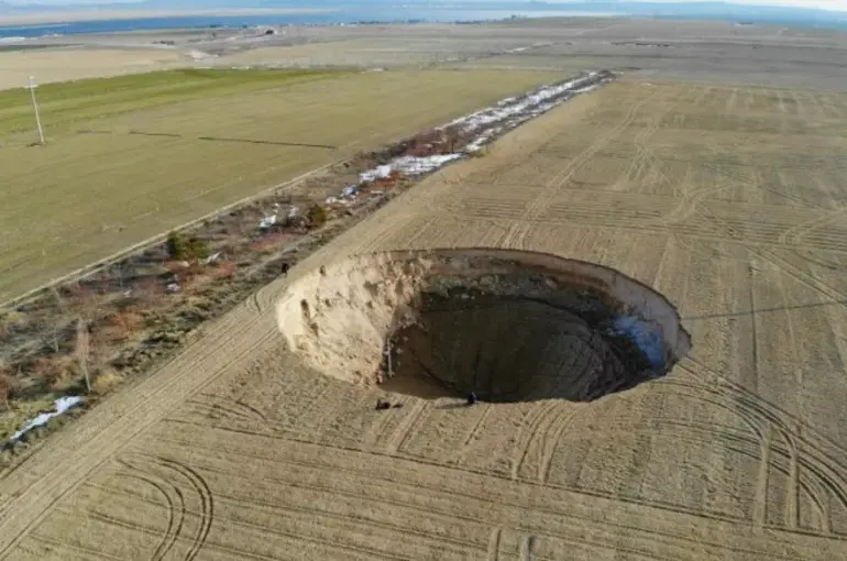 Konya’nın Karapınar ilçesinde yaklaşık 37 metre çapında, 12 metre derinliğinde obruk oluştu.