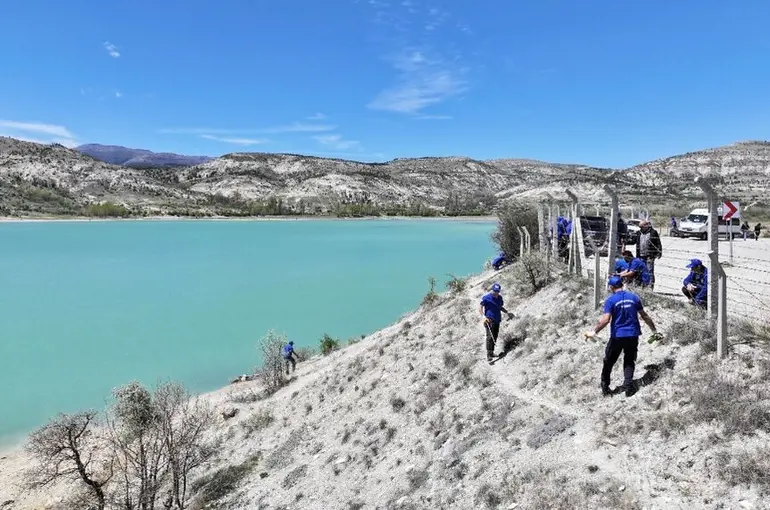 Koski Altınapa Barajı Çevresinde Temizlik Çalışması Yaptı