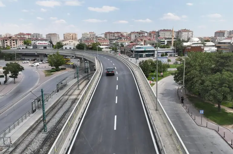 Kunduracılar Üst Geçidi'nde Asfalt Yenilendi