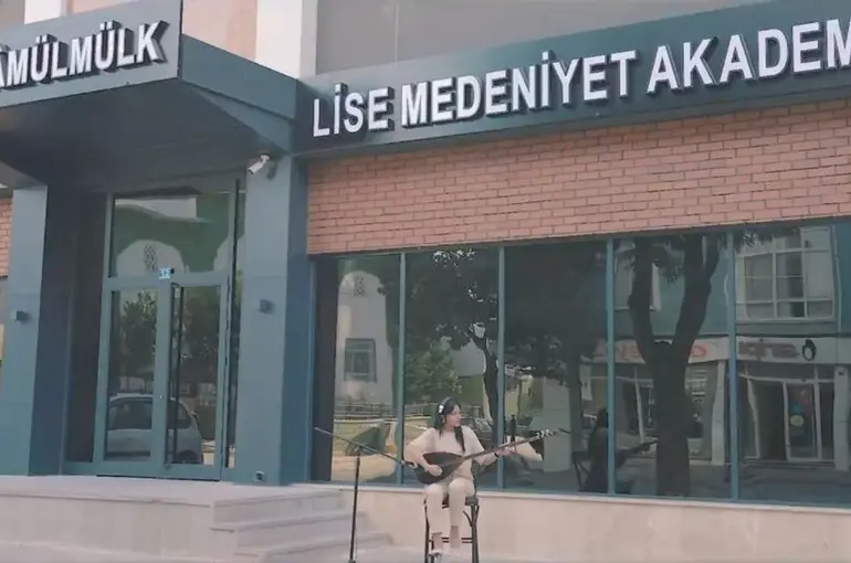 Lise Medeniyet Akademisi Öğrencileri Neşet Ertaş’ı "Eğitim İçin Çal" Klibiyle Andı