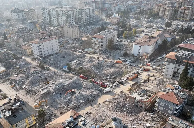 Malatya'da korkutan deprem! Hasarlı binalar çöktü