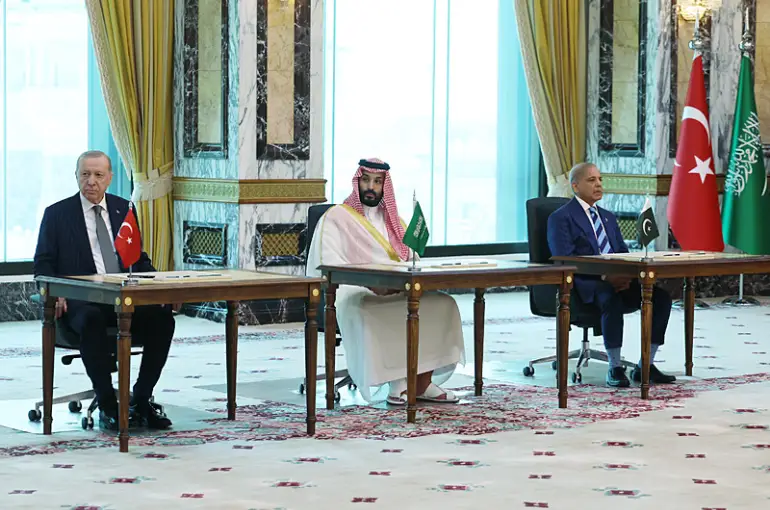Mekke’de tarihi savunma hamlesi! Türkiye, Pakistan ve Suudi Arabistan aynı çatı altında