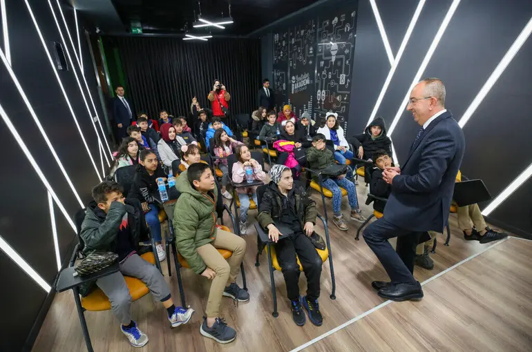 MERAM E-SPOR MERKEZİ DEPREMZEDE ÇOCUKLARI AĞIRLADI