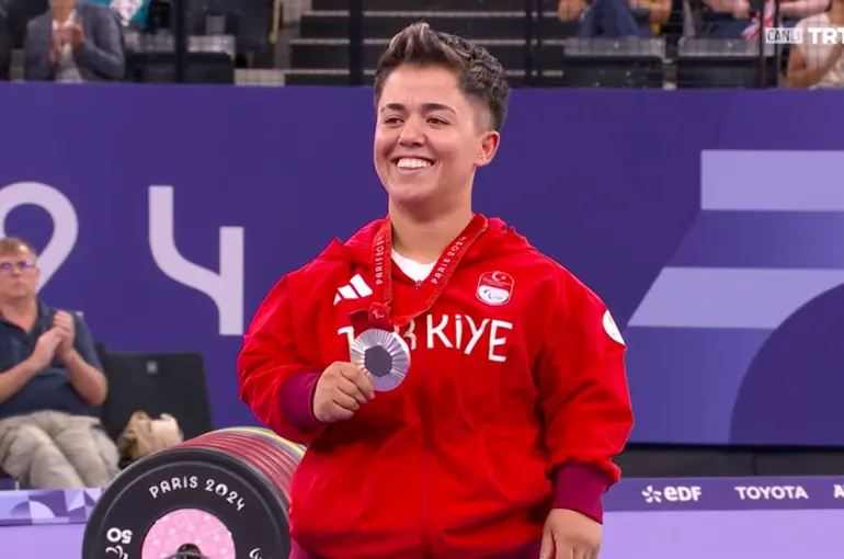 Meram'lı Besra Paris'te gümüş madalya kazandı!