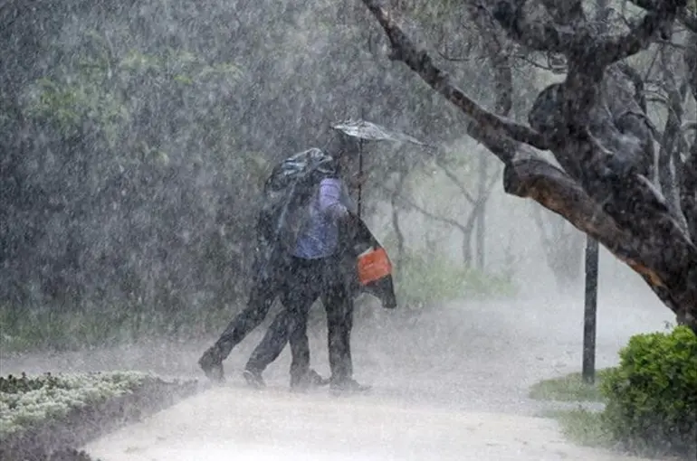 Meteoroloji'den 11 il için kritik uyarı! Fırtına ve sağanak geliyor: Okullar tatil edildi