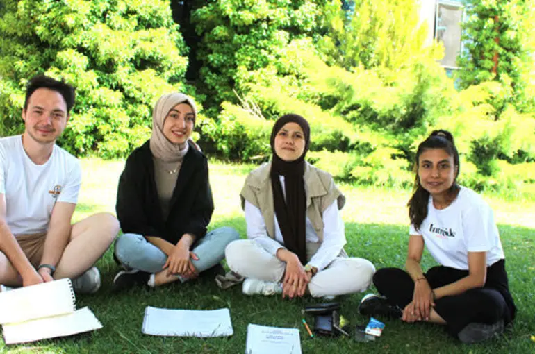 Öğrenciler parkların keyfini çıkarıyor