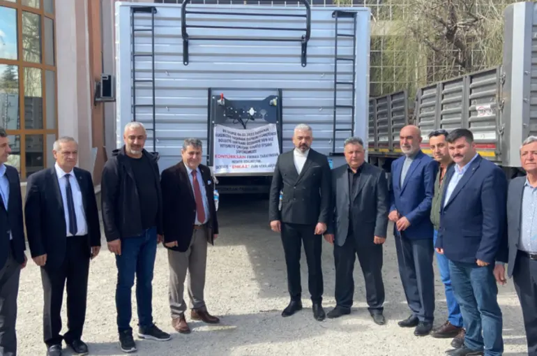 Patlayan lastiğe rağmen deprem bölgesine yardım götüren kardeşlere büyük jest