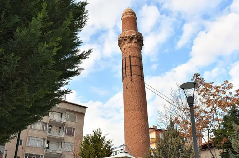 Pisa Kulesi'nden de eğri: 870 yıldır dimdik ayakta