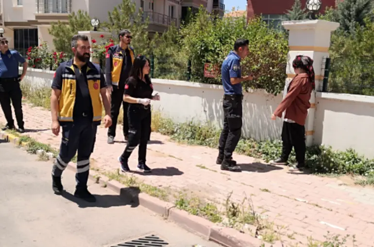 Polise bıçakla, gazetecilere taşla saldırdı