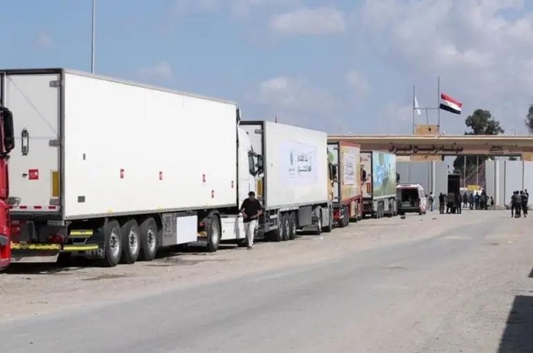 Refah sınır kapısı açıldı!Gazze'ye BM'ye ait insani yardım TIR'ları geçiş yapıyor