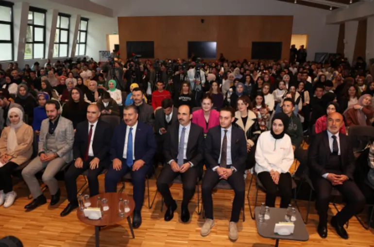 Sağlık Bakanı Koca Taş Bina Kültür ve Sanat Merkezi’nde Gençlerle Buluştu