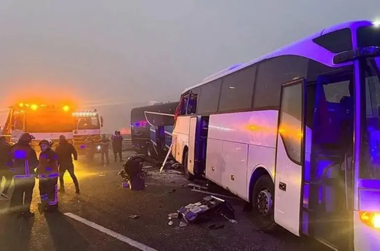 Sakarya'da korkunç kaza! 10 kişi hayatını kaybetti 8'i ağır 59 kişi ise yaralandı