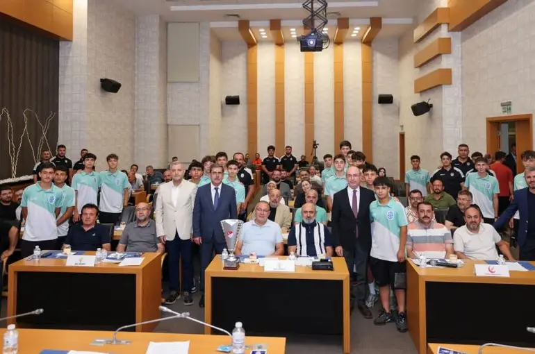 Şampiyon U15 Takımı Selçuklu Belediye Meclisi’nde Alkışlarla Karşılandı