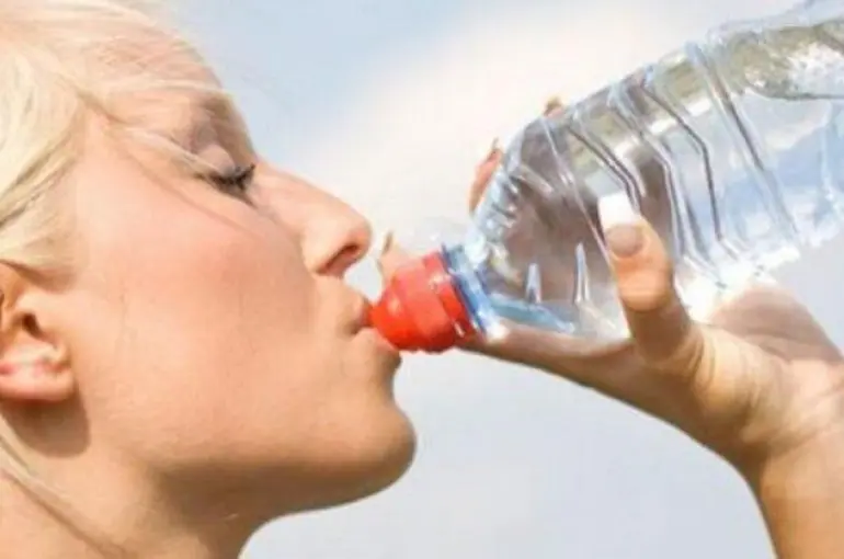 Suyu böyle içerseniz kanser olabilirsiniz!