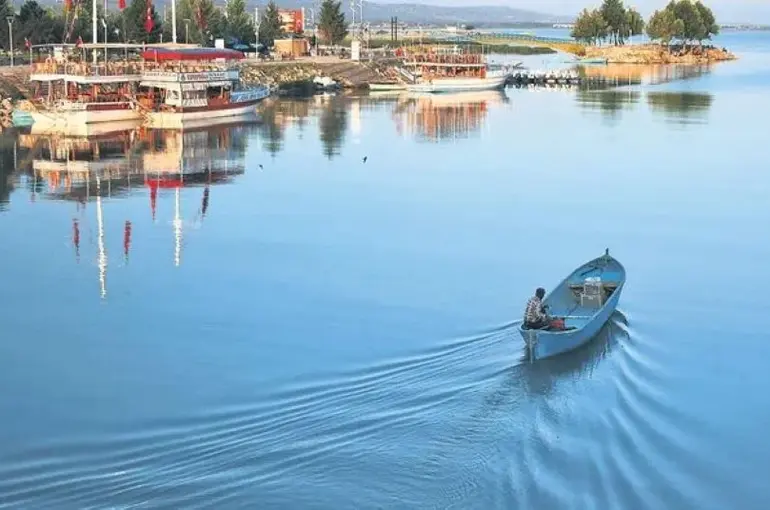 Türkiye’nin En Büyük Tatlı Su Gölü Alarm Veriyor! Beyşehir Gölü Kuraklığa Teslim!
