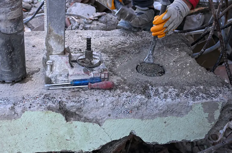 Uzman ekipler yıkılan binalardan delil topluyor