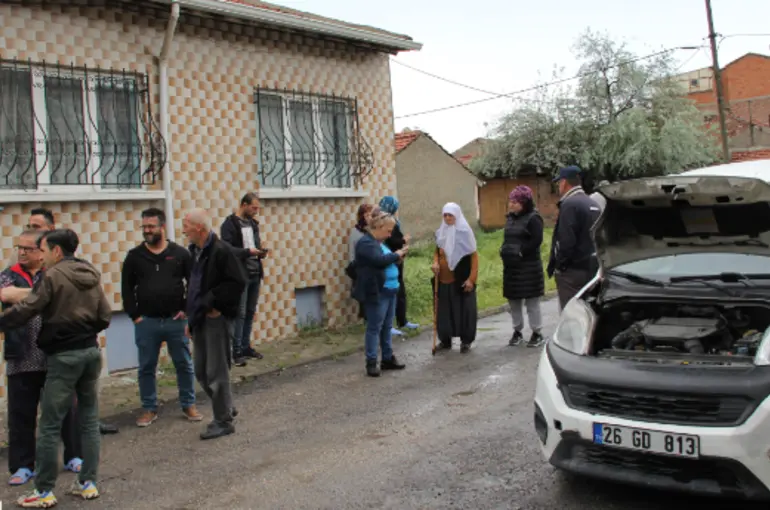 Yıldırım düşen mahalledeki 100 evde beyaz eşyalar kullanılamaz hale geldi
