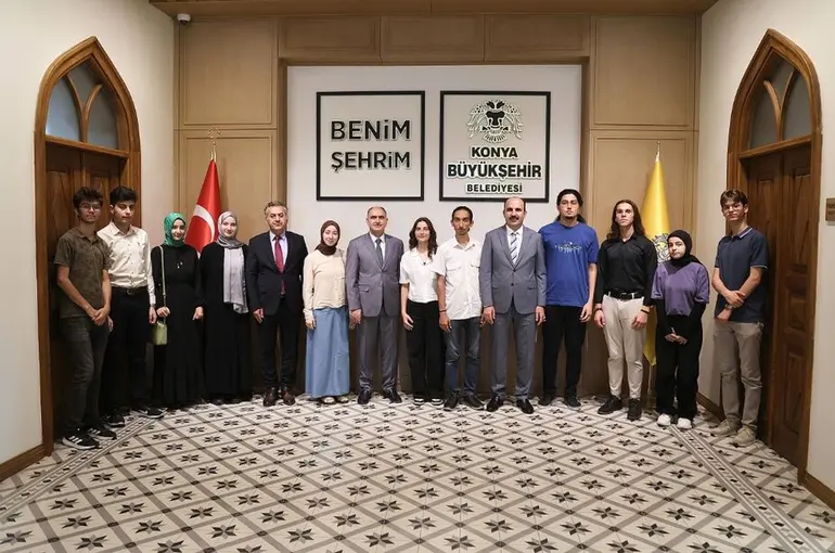 YKS’de İlk 100’e Giren Öğrenciler Vali Özkan ve Başkan Altay’la Buluştu